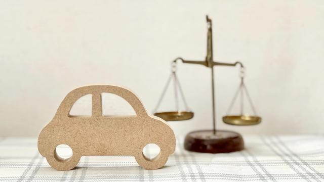 木製の車と天秤