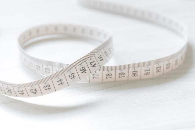 軽微な変更に該当する車の改造をイメージした「巻尺」