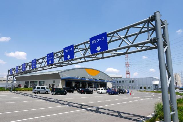 改造車を車検場に持ち込むイメージ