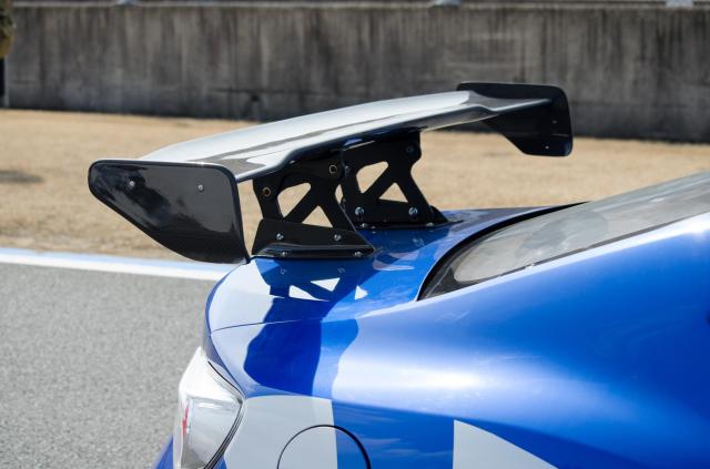 好みが分かれるため高く売るのが難しいリアウイングのイメージ