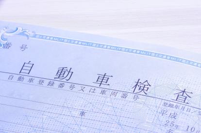 車検証が小さくなったのはなぜ？電子化のメリット・デメリットと保管のコツ