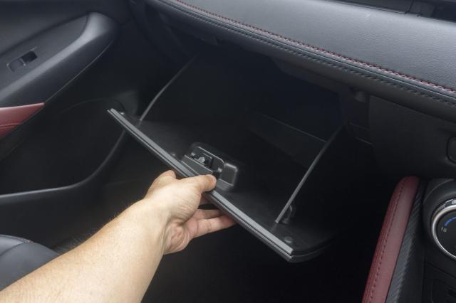 グローブボックスを開ける手元