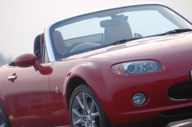 おしゃれな赤のオープンカー