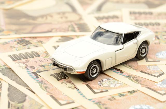 現金の上の白いミニカー