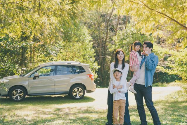 自然の中にお出かけに来たファミリー