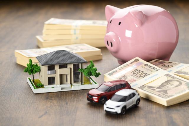 ミニカー2台と家、ブタの貯金箱と現金