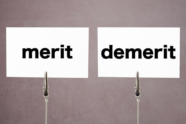 「merit」「demerit」と書かれたプレート