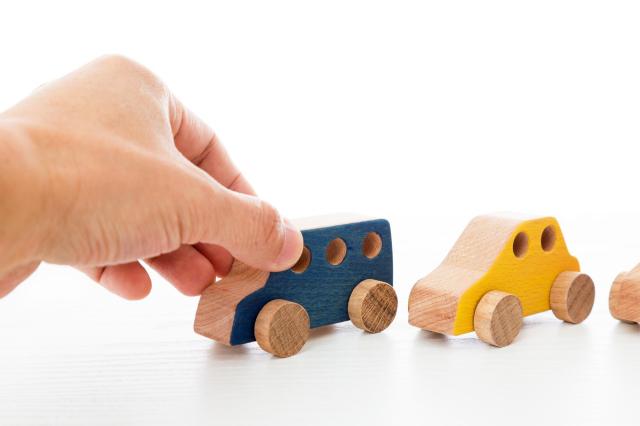 木製の車を手でつかむ様子