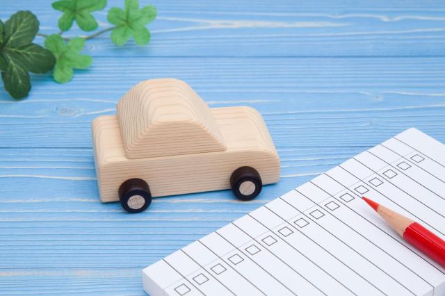 木製の車とリスト