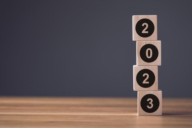 2023と書かれた積み木