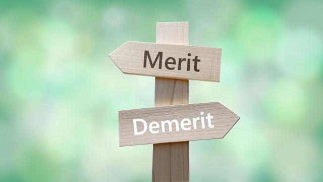 「Merit」「Denerit」と書かれたプレート