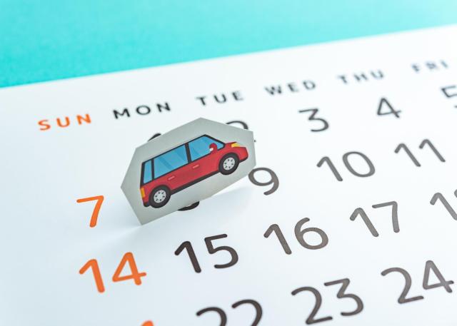 カレンダーと車のイラストが書かれたオブジェ