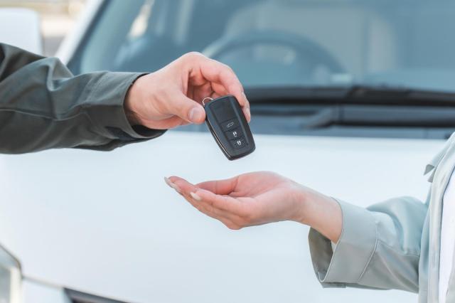車の鍵を手渡す様子
