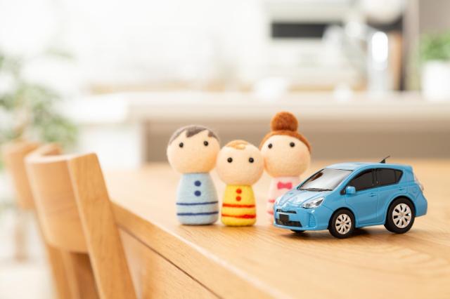 ミニカーと家族の人形
