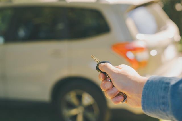 車に鍵を向ける様子