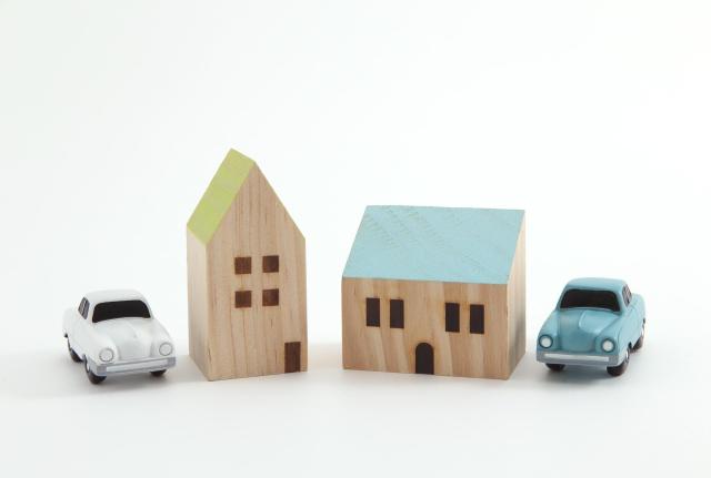 ミニカーと家のオブジェ