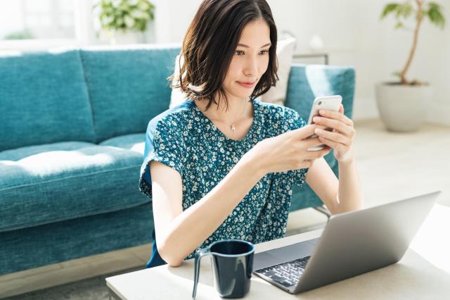 オンラインで手続きをする女性