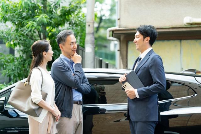 ディーラーと会話する夫婦