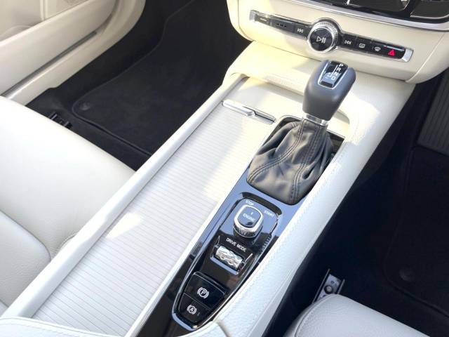 ボルボ Ｓ９０ Ｔ５ モメンタム 0.3万Km (大阪府)[453]の中古車詳細