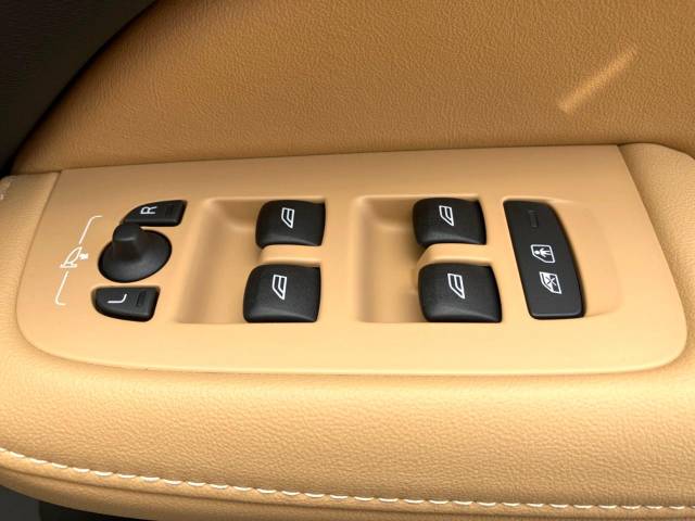 ボルボ Ｓ６０ アルティメット Ｂ４ 30Km (神奈川県)[317]の中古車詳細