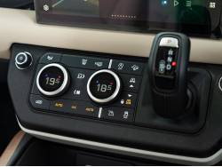 ディフェンダー １３０ＳＥ Ｄ３００ エアサスペンション装着車の中古車画像