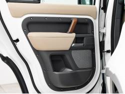 ディフェンダー １３０ＳＥ Ｄ３００ エアサスペンション装着車の中古車画像