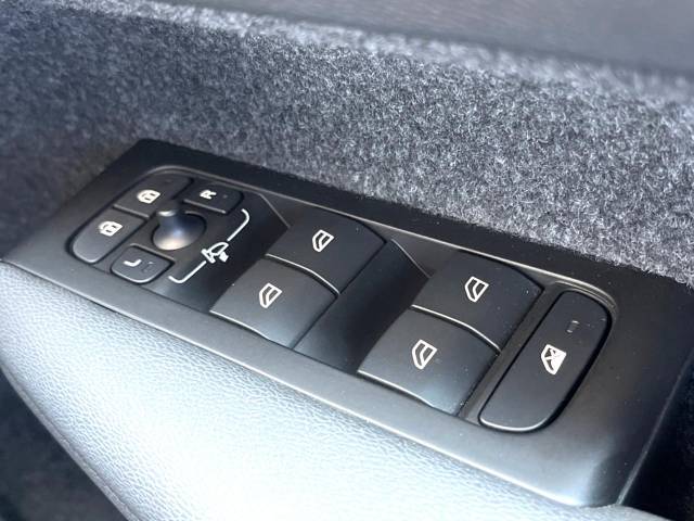 ボルボ ＸＣ４０ Ｂ４ ＡＷＤ モメンタム 0.5万Km (大分県)[104]の中古車詳細