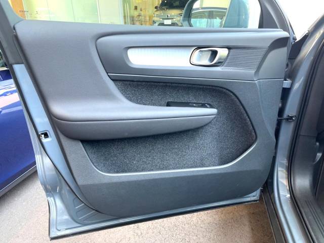 ボルボ ＸＣ４０ Ｂ４ ＡＷＤ モメンタム 0.5万Km (大分県)[104]の中古車詳細