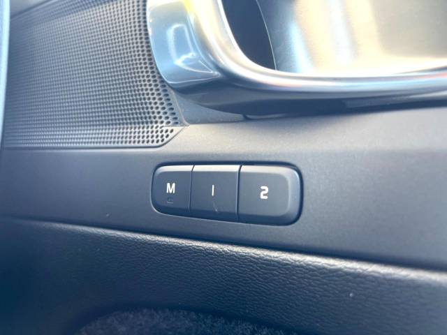 ボルボ ＸＣ４０ Ｂ４ ＡＷＤ モメンタム 0.5万Km (大分県)[104]の中古車詳細