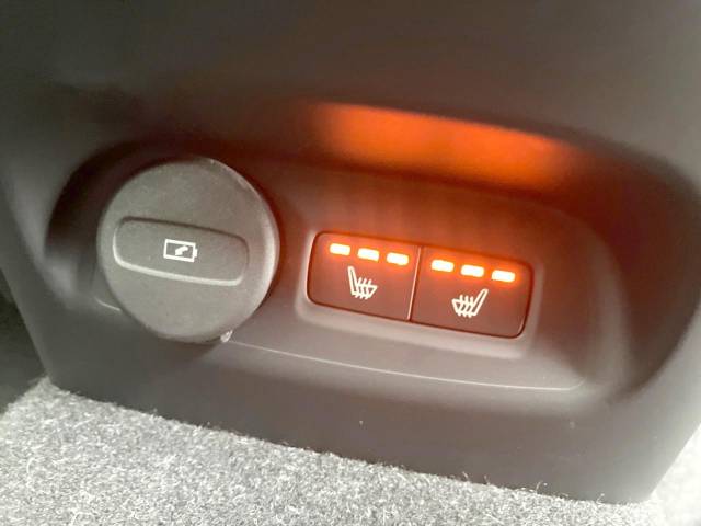 ボルボ Ｃ４０リチャージ リチャージ アルティメットツインモーター 0.5万Km (神奈川県)[552]の中古車詳細