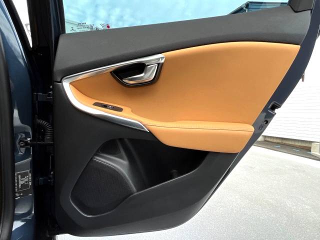 ボルボ Ｖ４０ クロスカントリー Ｔ５ ＡＷＤ サマム 2.3万Km (神奈川県)[001]の中古車詳細