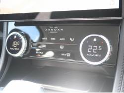 Ｆペイス ベースグレード Ｄ２００の中古車画像