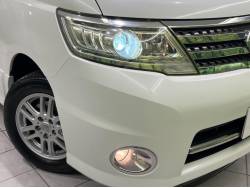 セレナ【特別・限定】ハイウェイスター Vセレクション（日産）[CVT