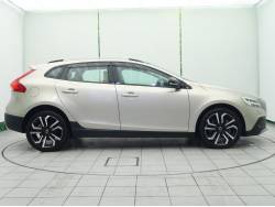 Ｖ４０ クロスカントリー Ｔ５ ＡＷＤ サマムの中古車画像
