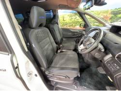 セレナ オーテック スポーツスペックの中古車画像