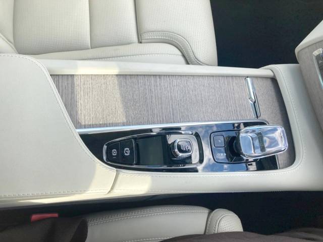 ボルボ ＸＣ９０ リチャージ アルティメット Ｔ８ ＡＷＤ プラグインハイブリッド 1万Km 759.9万円(神奈川県)[922]の中古車詳細