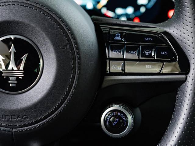 マセラティ グラントゥーリズモ トロフェオ 0.2万Km 2,419.4万円(愛知県)[127]の中古車詳細