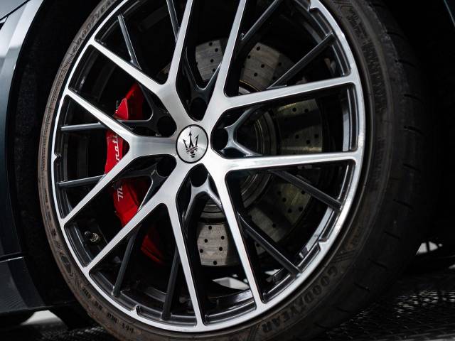 マセラティ グラントゥーリズモ トロフェオ 0.2万Km 2,419.4万円(愛知県)[127]の中古車詳細