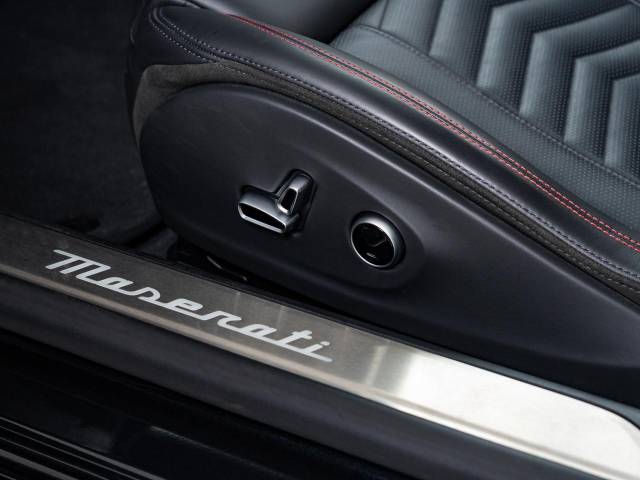 マセラティ グラントゥーリズモ トロフェオ 0.2万Km 2,419.4万円(愛知県)[127]の中古車詳細