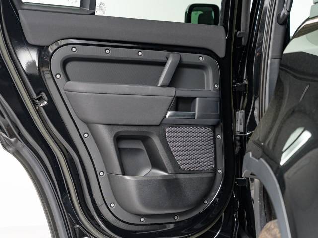 ランドローバー ディフェンダー １１０Ｓ Ｄ３００ コイルサスペンション装着車 2.1万Km 784.9万円(神奈川県)[270]の中古車詳細