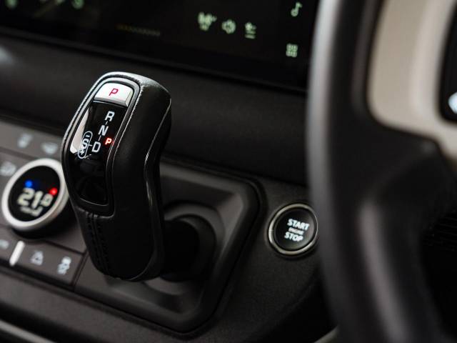 ランドローバー ディフェンダー １１０Ｓ Ｄ３００ コイルサスペンション装着車 2.1万Km 784.9万円(神奈川県)[270]の中古車詳細