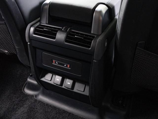 ランドローバー ディフェンダー １１０Ｓ Ｄ３００ コイルサスペンション装着車 2.1万Km 784.9万円(神奈川県)[270]の中古車詳細